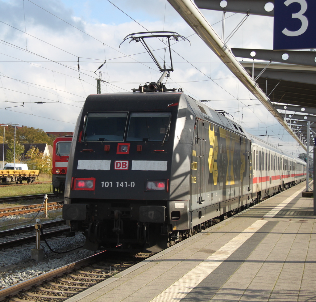101 141-0 mit IC2287 von Ostseebad Binz nach Hamburg Hbf bei der Ausfahrt im Rostocker Hbf.14.10.2012