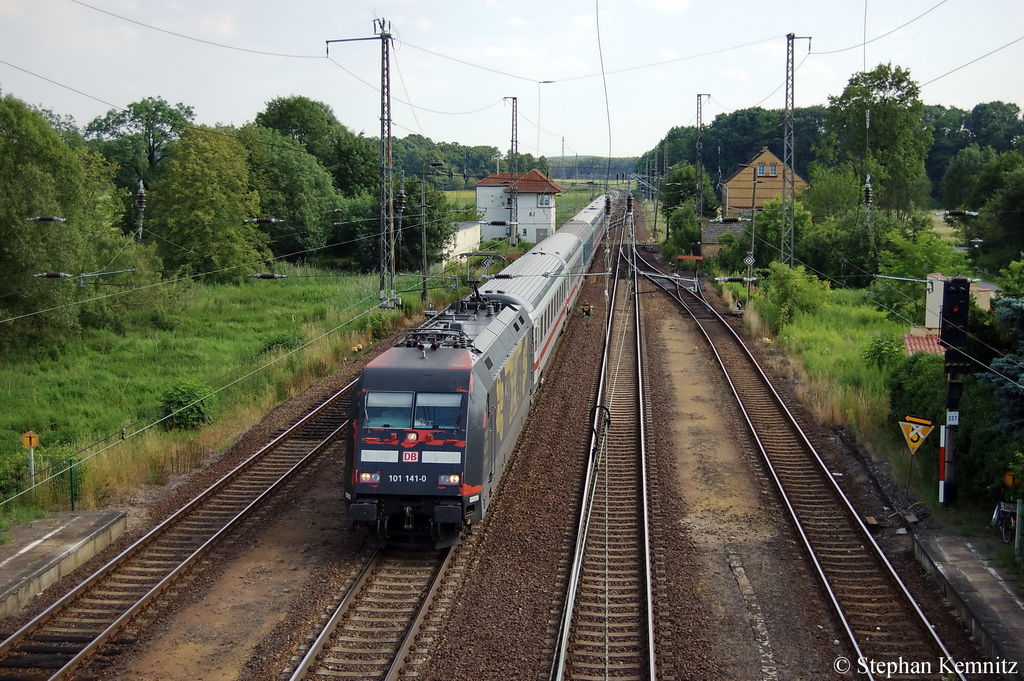 101 141-1  Bahn-Azubis gegen Hass & Gewalt  mit dem EC 174 von Budapest-Keleti pu nach Hamburg-Altona in Baruth(Mark). 06.07.2011