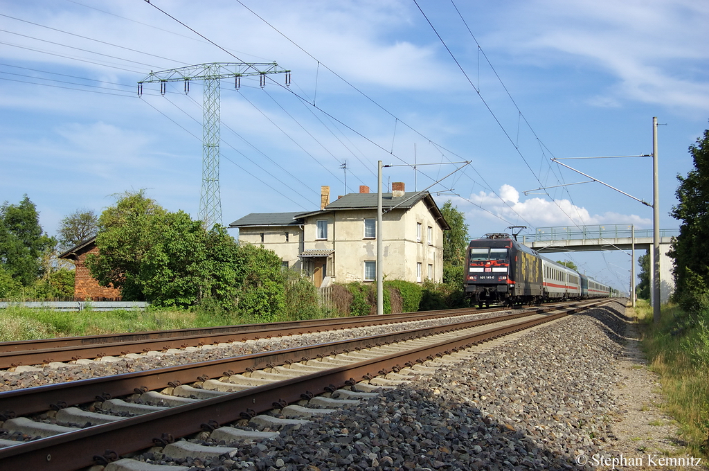 101 141-1  Bahn-Azubis gegen Hass & Gewalt  mit dem EC 174 von Budapest-Keleti pu nach Hamburg-Altona in Vietznitz. 07.07.2011