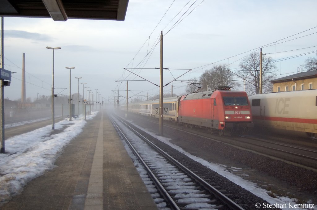 101 143-6 mit dem EC 249 nach Krakow Glowny in Rathenow. Bestand diesmal aus 4x PKP und 2x IC-Waggons. 08.01.2011