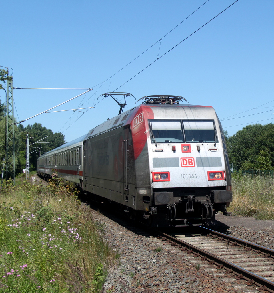 101 144-4 mit IC 2239 von Warnemnde nach Dresden Hbf bei der Durchfahrt im Haltepunkt Rostock-Ltten Klein.21.07.2013
