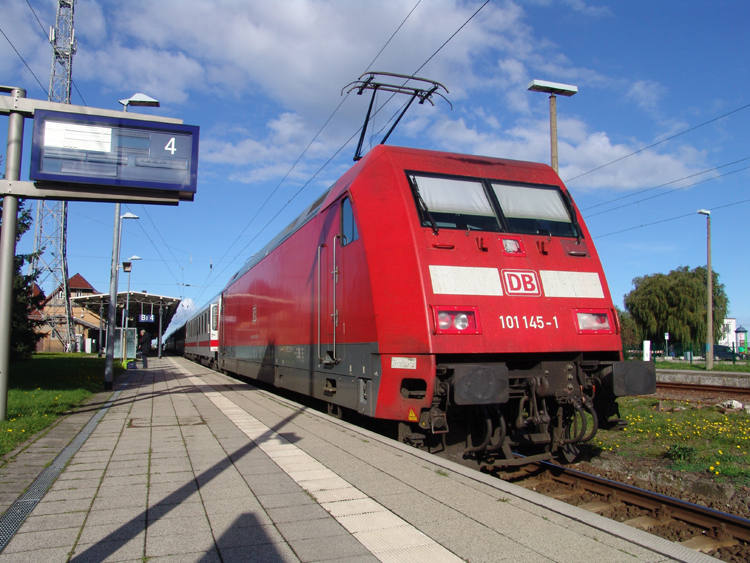 101 145-1 mit IC2239 von Warnemnde Richtung Leipzig Hbf kurz nach der Ankunft im Bahnhof Warnemnde.(17.10.10)