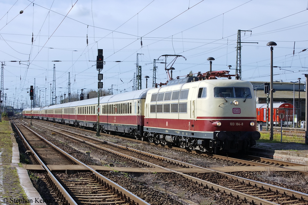 103 184-8 mit einem TEE Rheingold Sonderzug bei der Einfahrt in den Bahnhof Stendal. In Stendal wurde die Lok umgesetzt. 09.10.2011