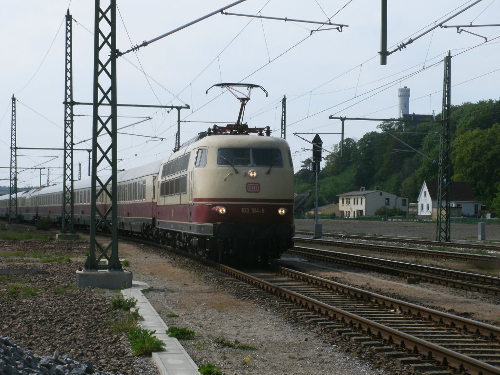 103 184 kam pnktlich in Lietzow am 11.Mai 2011 mit dem TEE Rheingold Koblenz-Binz an und mute auf den RE 13168 aus Binz warten.