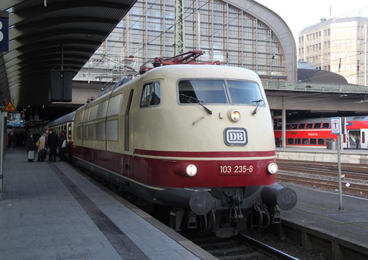 103 235-8 mit IC2417 von Flensburg nach Kln Hbf kurz nach der Ankunft im Hamburger Hbf.20.11.2011