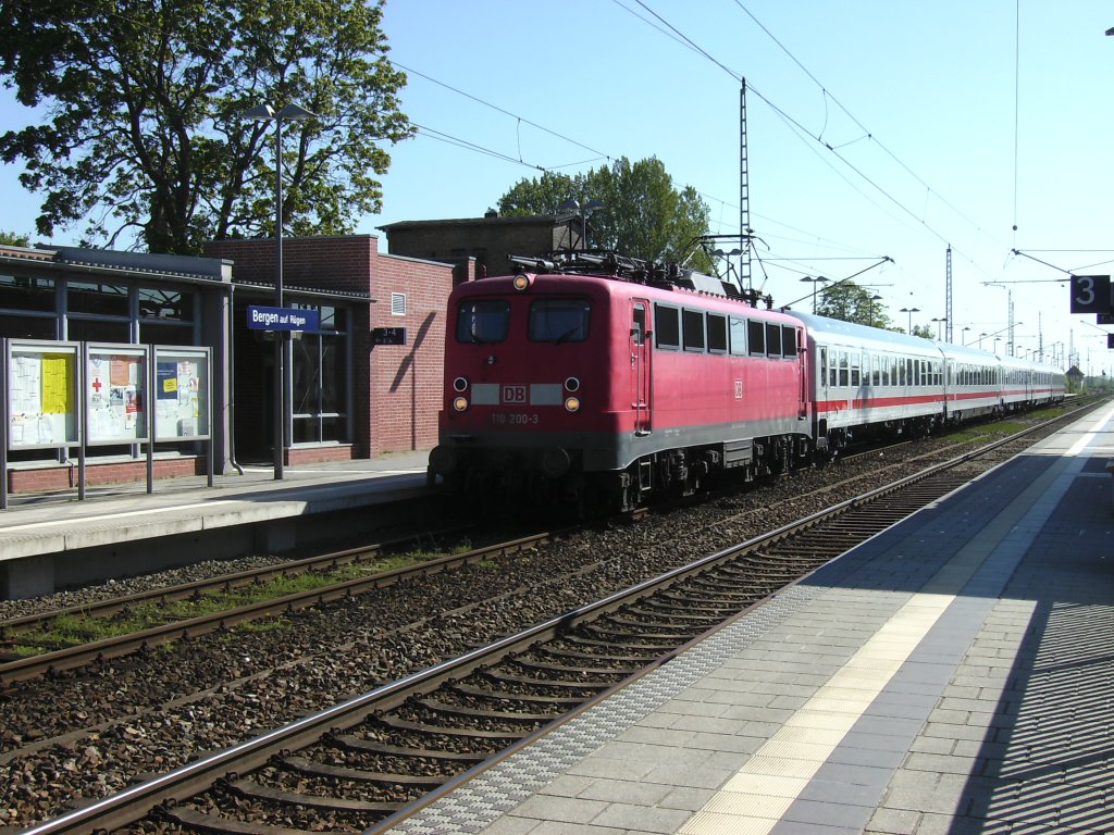 110 200 kommt mit dem Uex aus Hamburg Altona am 04.Juni 2010 in den Bahnhof von Bergen/Rgen gefahren und wird nach kurzem Halt weiter nach Binz fahren.
