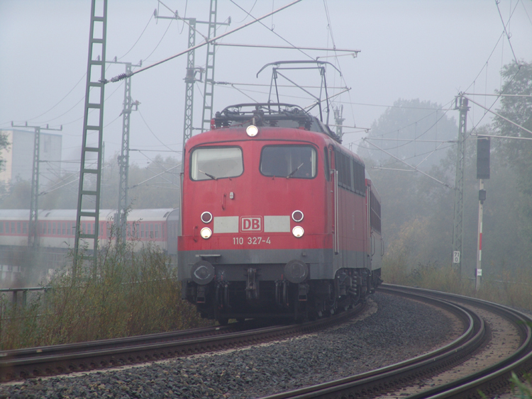 110 327-4 mit NZ1949/40482 von Hagen Hbf.und Kurswagen aus Mnchen Hbf.zum Ostseebad Binz.Aufgenommen am 09.10.05