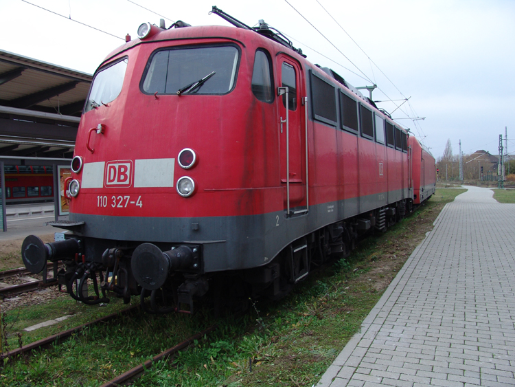 110 327-4 wartet auf ihren nchsten Einsatz im Rostocker Hbf.(12.11.05)