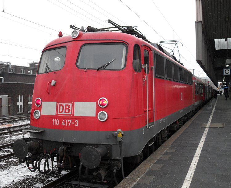 110 417-3 mit RE4 von Dsseldorf Hbf nach Aachen Hbf kurz vor der Ausfahrt im Dsseldorfer Hbf(12.02.10)