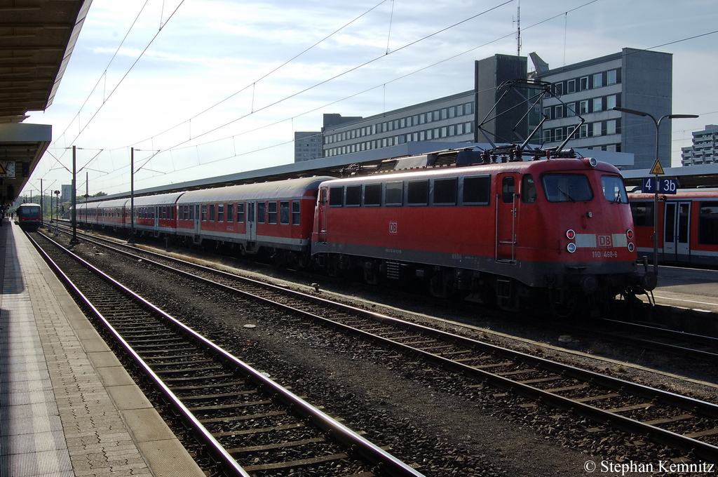 110 468-6 mit der (RB 14618) von Braunschweig Hbf nach Hildesheim Hbf, steht am Gleis 4 im Braunschweiger Hbf. 24.09.2011 