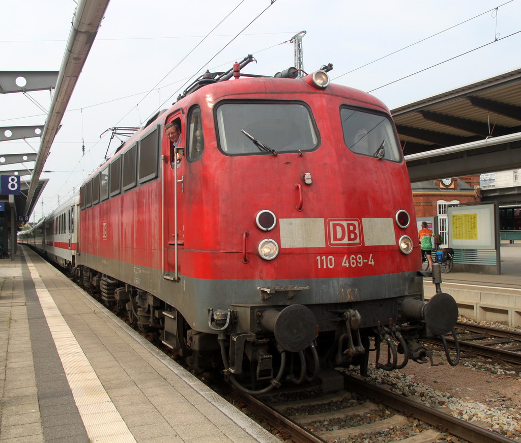 110 469-4 mit IC 1961 von Hamburg-Altona nach Stralsund Hbf bei der Ausfahrt im Rostocker Hbf.26.07.2013