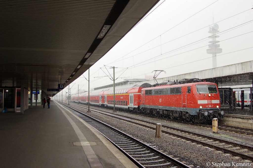 111 085-7 mit dem RE (RE 14009) nach Braunschweig im Hannover Hbf. 26.11.20