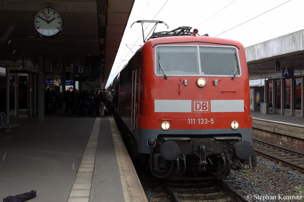 111 133-5 mit den RE (RE 14209) nach Braunschweig Hbf in Hannover Hbf. 26.11.2010