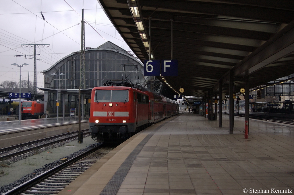 111 138-4 mit der RB (RB 28638) von Bremen Hbf nach Bremen-Vegesack verlsst den Bremer Hbf. 06.12.2011