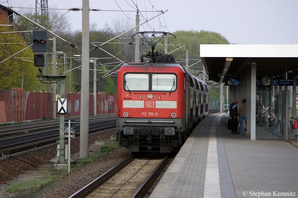 112 102-9 mit dem RE2 (RE 37385) nach Knigs Wusterhausen in Rathenow. 18.04.2011