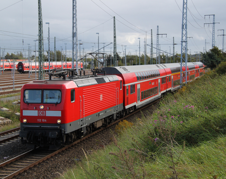 112 104 mit RE5 bei der Einfahrt im Rostocker Hbf.15.09.2011