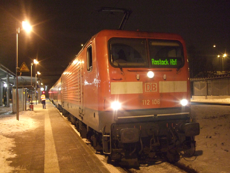 112 106-0 mit S1 von Rostock Hbf Richtung Warnemnde kurz nach der Ankunft im Haltepunkt Rostock-Ltten Klein.(04.01.2011)