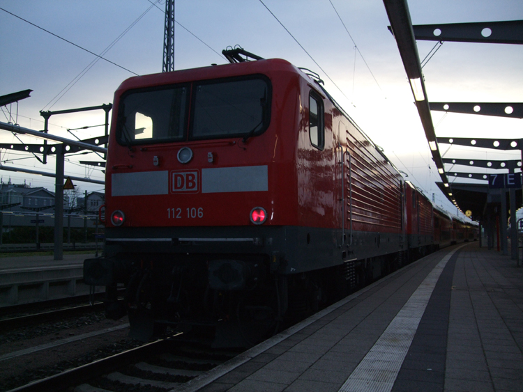 112 106-0+112 111-0 warten mit RE33105 von Rostock Hbf Richtung Lutherstadt Wittenberg auf die Ausfahrt im Rostocker Hbf.Die 112 106 lief als berfhrung von Rostock nach Berlin-Lichtenberg bis Oranienburg mit.(16.11.10)