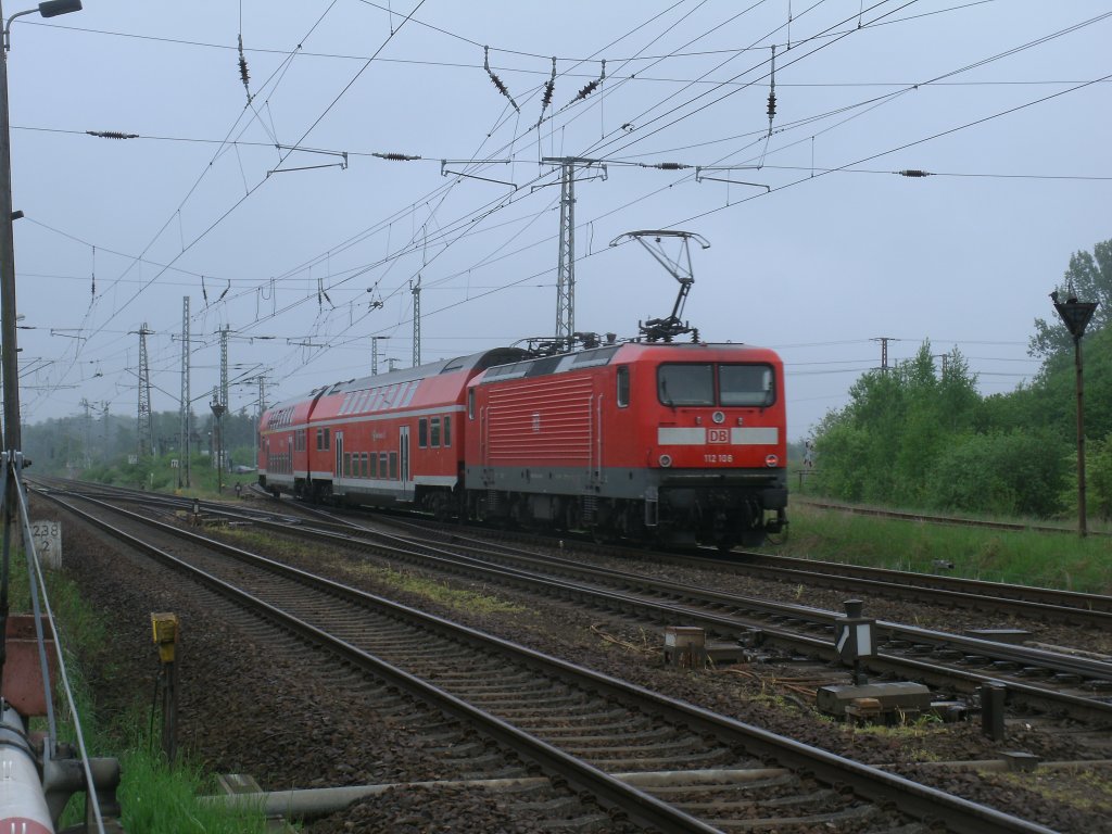 112 108-6 schob den RE 92205 nach Neustrelitz,am 19.Mai 2013,am Abzw Stralsund Rgendamm von der Hauptstrecke Stralsund-Greifswald-Berlin.