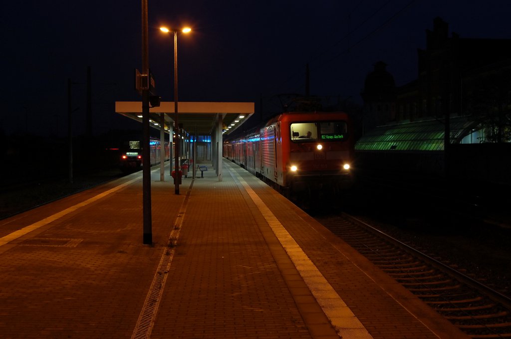 112 109 mit dem RE2 (RE 38135) nach Knigs Wusterhausen in Rathenow. Auf der linken Seite steht die RB (RB 36706) nach Stendal. 23.10.2010