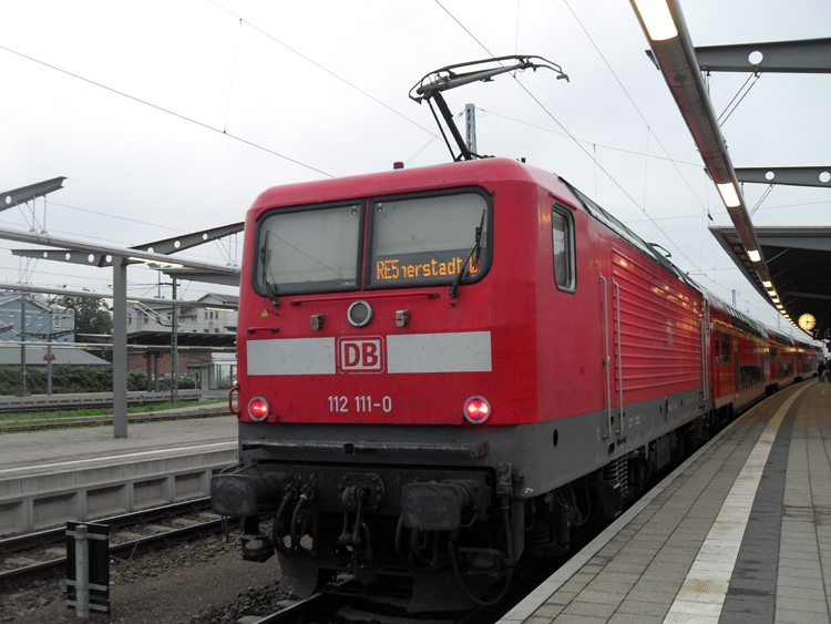 112 111-0 mit RE 33103 von Rostock Hbf Richtung Lutherstadt Wittenberg kurz vor der Abfahrt um 06.34 Uhr im Rostocker Hbf.(16.08.10)