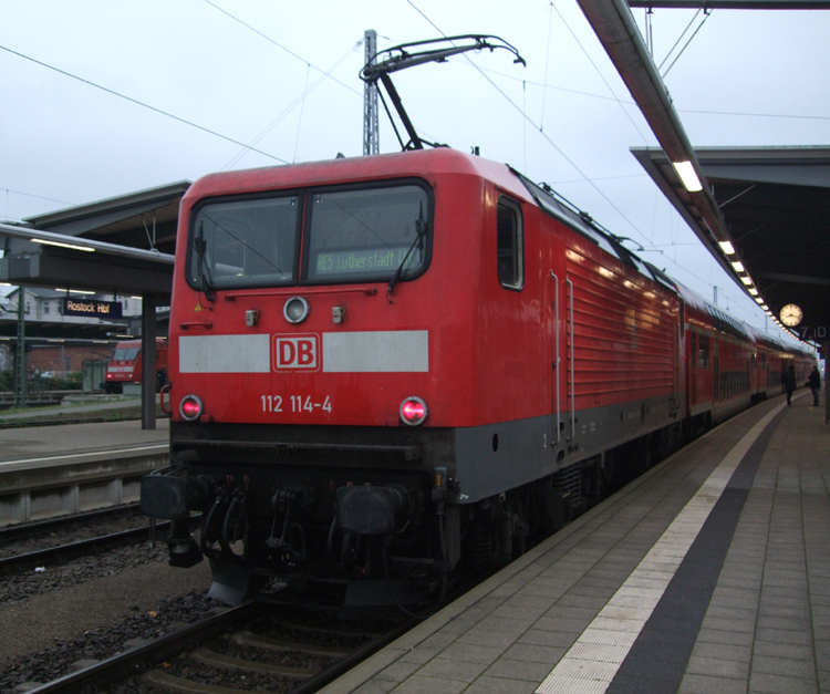 112 114-4 mit RE 33105 von Rostock Hbf Richtung  Lutherstadt Wittenberg kurz vor der Ausfahrt im Rostocker Hbf.links steht IC2115 
Stralsund-Stuttgart Hbf.(02.11.10)