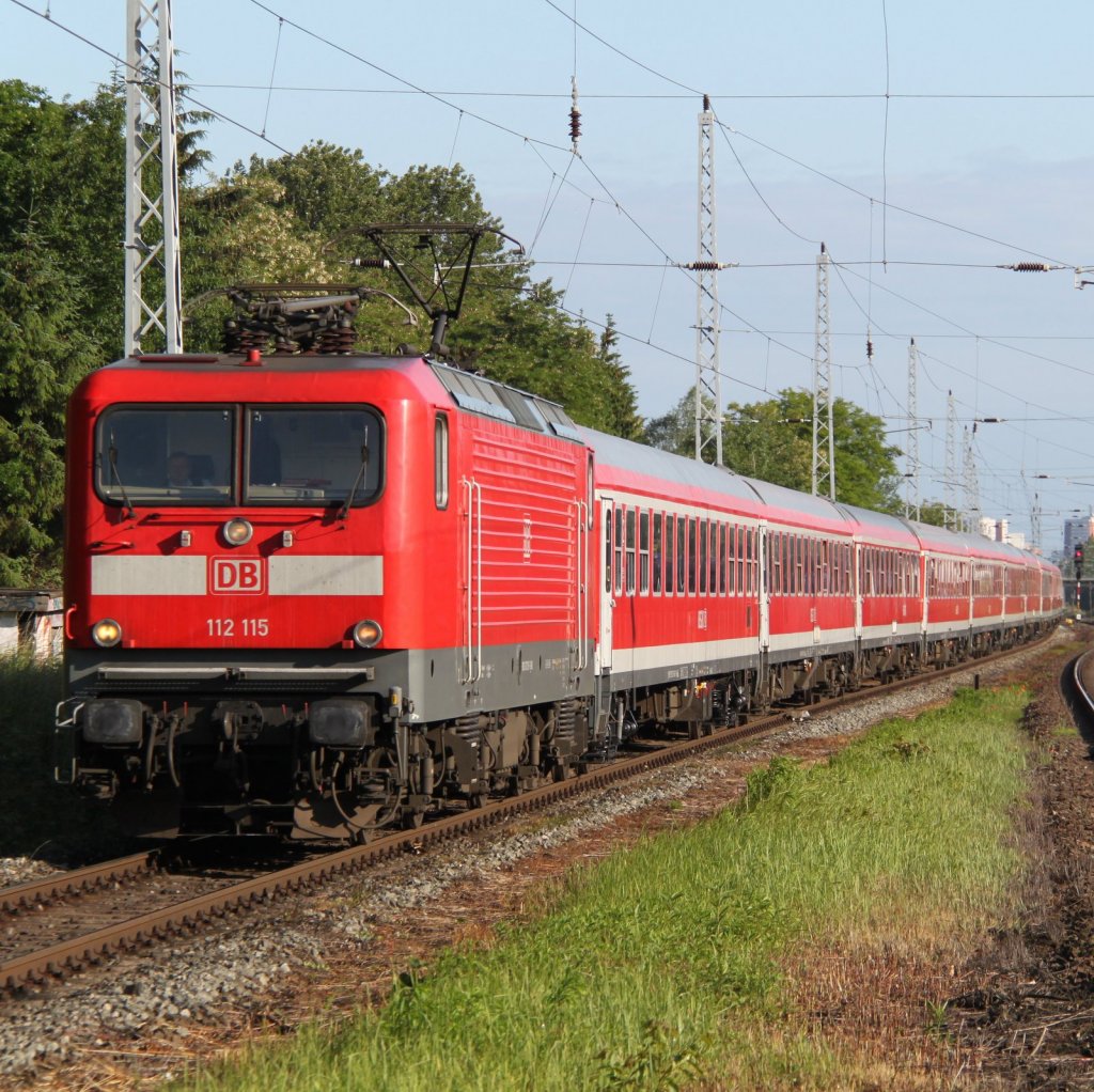 112 115-1 mit Sonderzug 2670 von Warnemnde nach Berlin Gesundbrunnen bei der Durchfahrt im Bahnhof Rostock-Bramow.17.06.2012