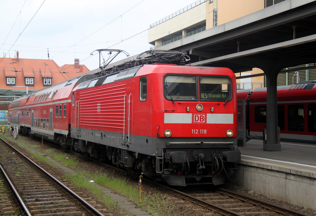 112 118-5 mit RE 92209 von Stralsund Hbf nach Neustrelitz Hbf kurz vor der Ausfahrt im Stralsunder Hbf.11.05.2013