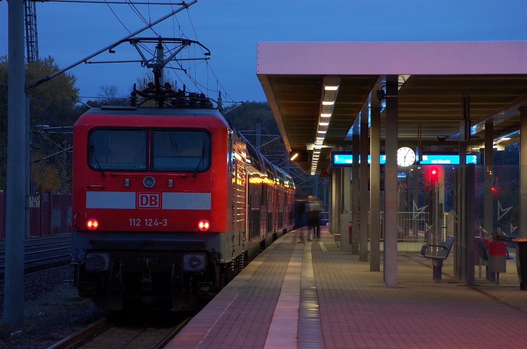 112 124-3 mit dem RE2 (RE 38175) nach Knigs Wusterhausen in Rathenow. Der Zug fuhr mit wenigen Minuten Versptungen ab. 27.10.2010