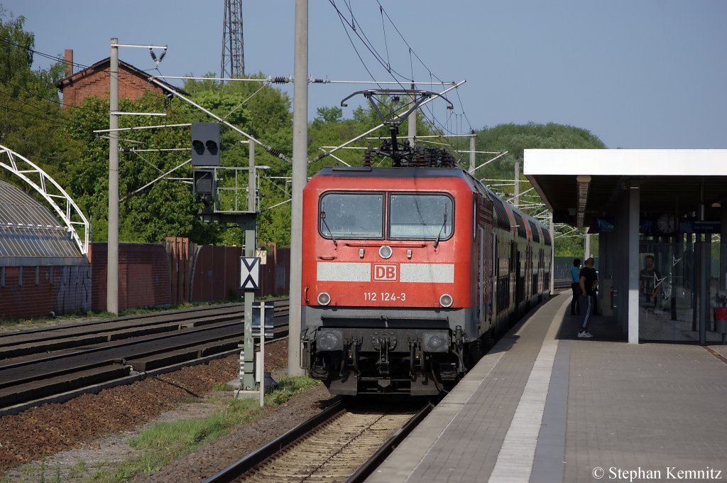 112 124-3 mit dem RE2 (RE 37385) nach Knigs Wusterhausen in Rathenow. 06.05.2011