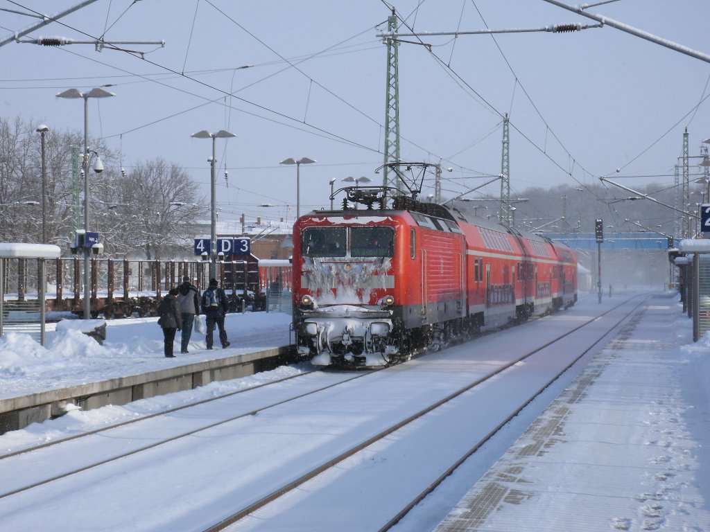 112 133-4 vom RE 13024 Binz-Stralsund hatte,am 04.Februar 2012,bei der Ankunft in Bergen/Rgen nicht zubersehende Winterspuren.