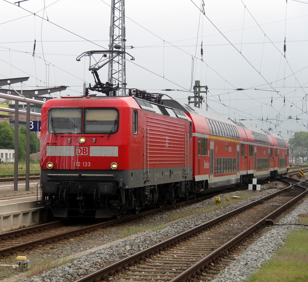 112 133 mit RE5(Ersatzzug)von Rostock Hbf nach Neustrelitz bei der Bereitstellung im Rostocker Hbf.20.05.2013