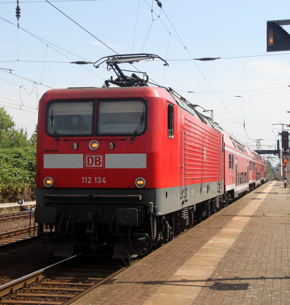 112 134-2 mit S1 von Rostock Hbf nach Warnemnde kurz vor der Ausfahrt in Rostock-Bramow.03.08.2013