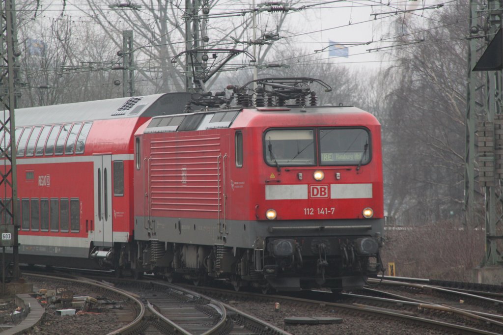 112 141-7+RE 21009 Kiel-Hamburg bei der Einfahrt im Hamburger Hbf.10.03.2012
