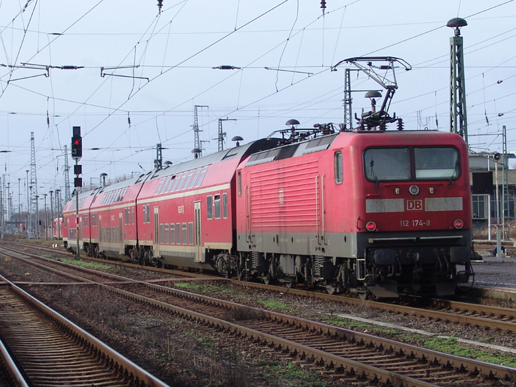 112 174-8 mit RB 17616 von Halle(Saale)Hbf Richtung Uelzen bei der Ausfahrt im Bahnhof Stendal.(15.01.2011)