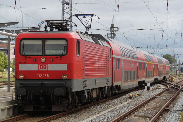 112 188-8 mit RE 4356 von Lutherstadt Wittenberg nach Rostock Hbf bei der Einfahrt im Rostocker Hbf.19.08.2011