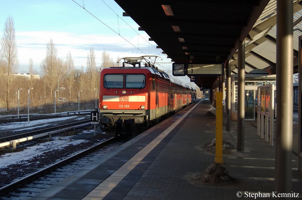 112 188 mit dem RE2 (RE 37380) nach Rathenow in Potsdam Hbf. Ich vermute durch eine Strung zwischen Berlin-Charlottenburg und Berlin-Spandau wurde dieser Umlauf ber Berlin-Wannsee, Potsdam und Westlichen BAR umgeleitet. 08.01.2011