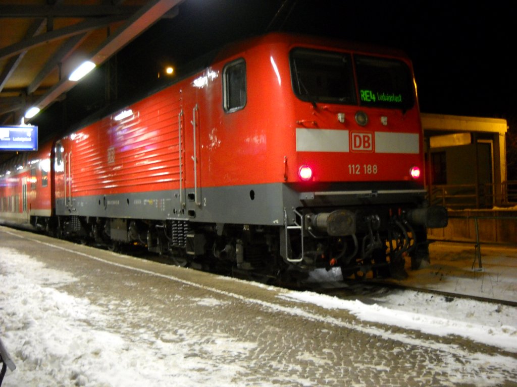 112 188 steht im ihrem RE4 nach Ludwigslust am abend des 16.2.2010 in Bad kleinen. 