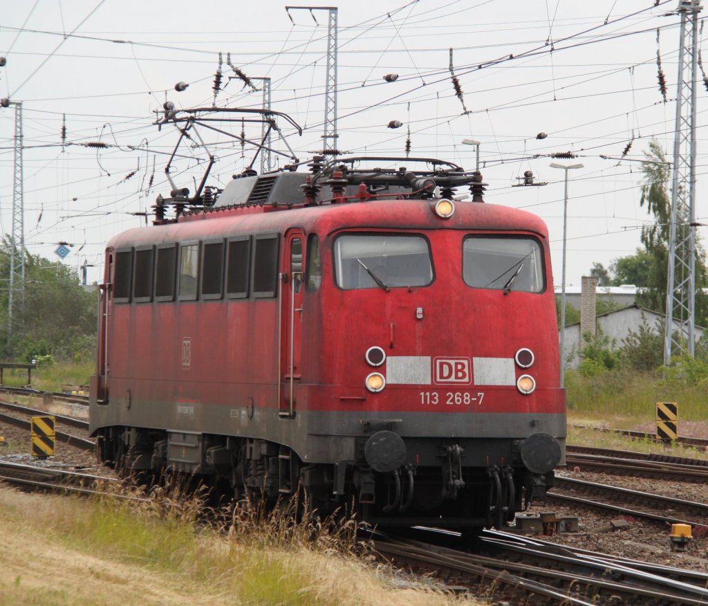 113 268-7 als Leerfahrt 77860 von Stralsund nach Rostock Hbf bei der Einfahrt um 14.39 Uhr im Rostocker Hbf.15.06.2012