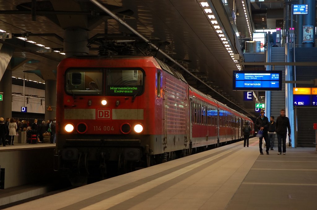 114 004 mit dem Warnemnde Express (RE 38590) in Berlin Hbf (tief). 23.10.2010