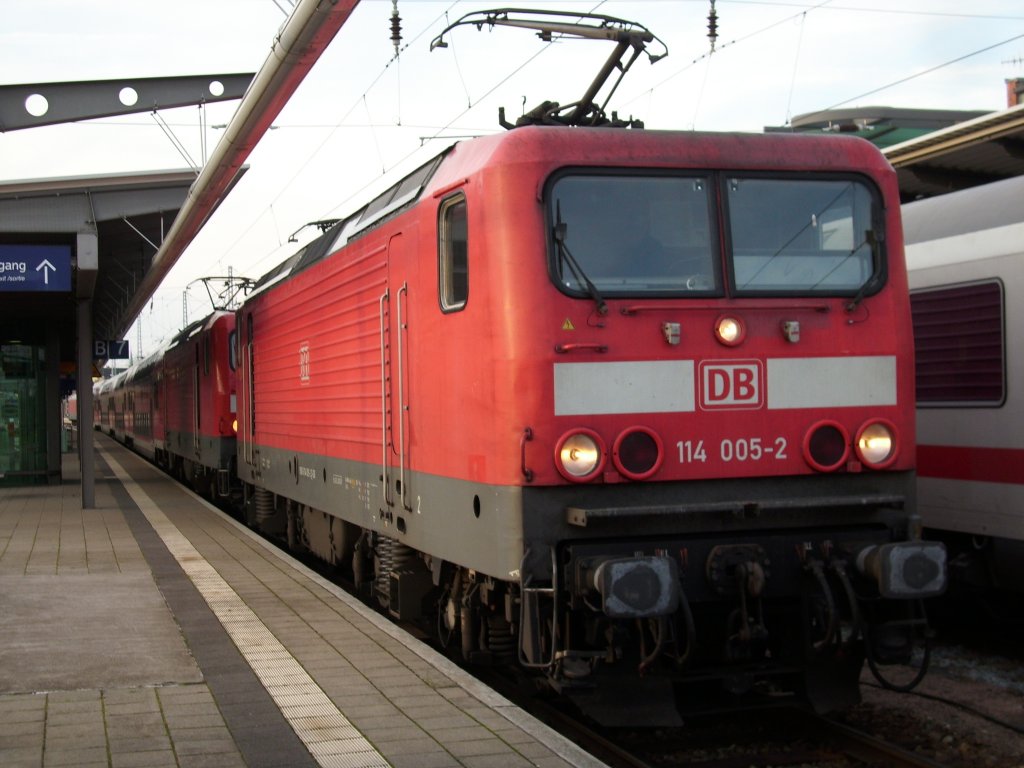 114 005 leistete am 31.Oktober 2009 im Rostocker Hbf einer Schwesterlok Vorspann.
