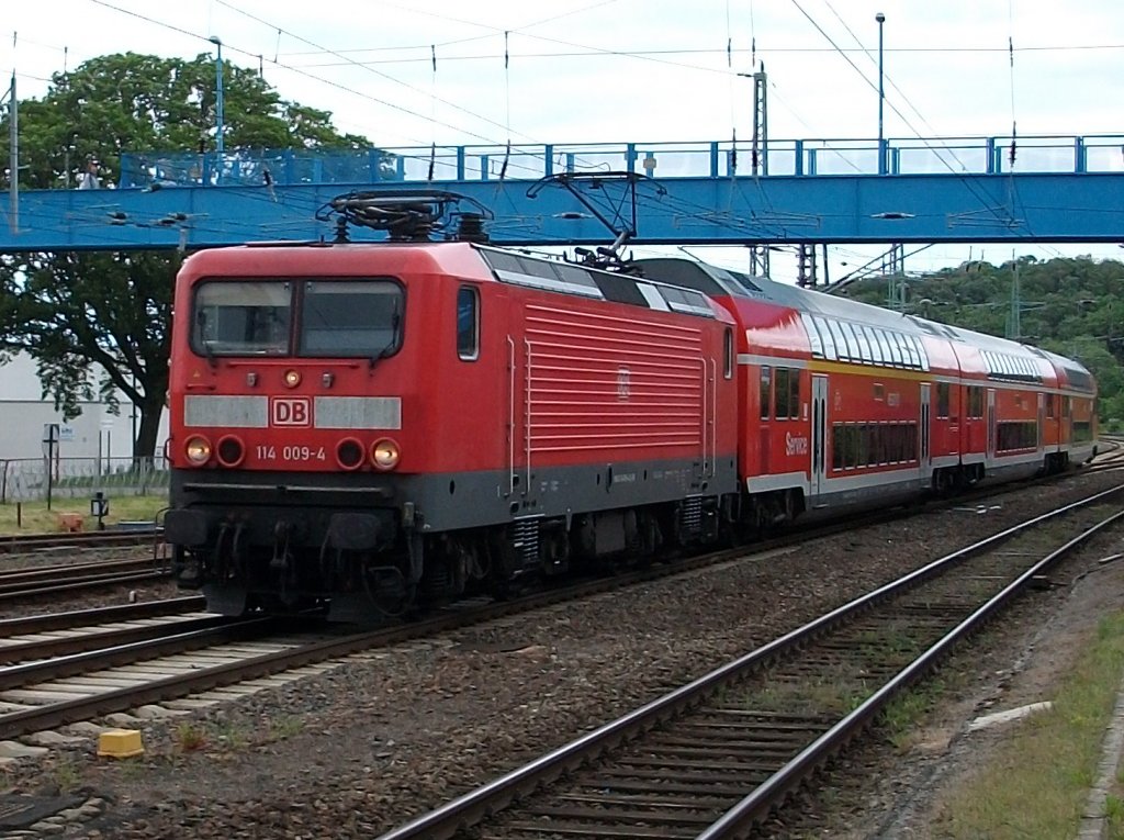 114 009 am 12.Juni 2010 als RE 33214 Sassnitz-Rostock bei der Einfahrt in Bergen/Rgen.