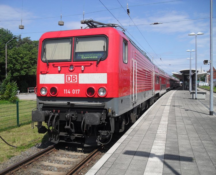 114 017-7 mit RE 38591 von Warnemnde Richtung  Berlin Hbf(tief)wartet auf die Ausfahrt um 18.00 Uhr im Bahnhof Warnemnde.(12.06.10)