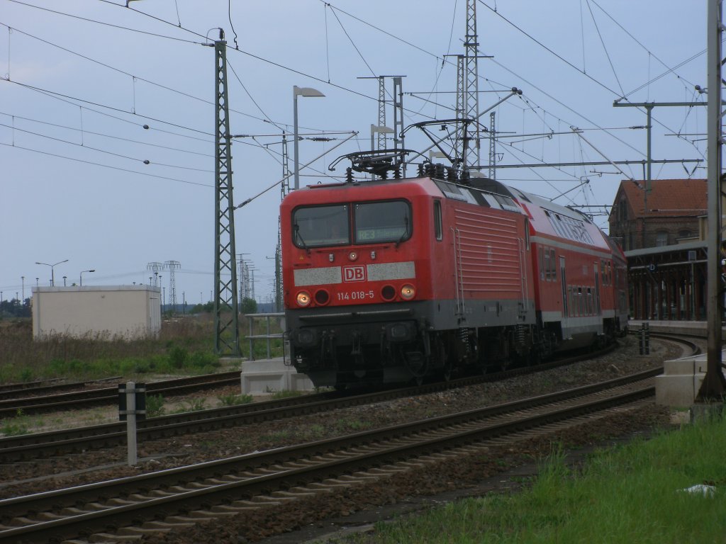 114 018 mit dem RE 18313 von Stralsund nach Elsterwerda,am 14.Mai 2011,beim Verlassen von Pasewalk.
