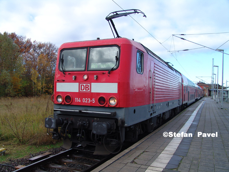 114 023-5 mit RE 38213 von Wismar Richtung Ludwigsfelde kurz vor der Ausfahrt im Bahnhof Wismar.(06.11.10)