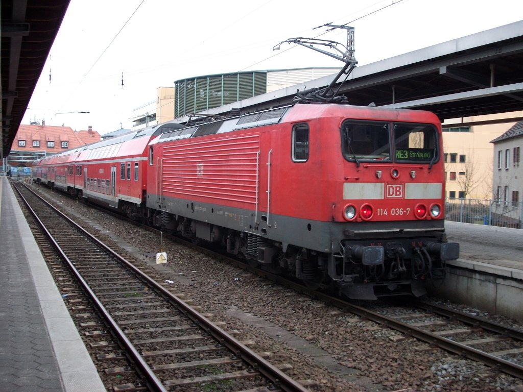 114 036 schob den RE 18308 aus Elsterwerda am 18.Januar 2011 bis nach Stralsund.