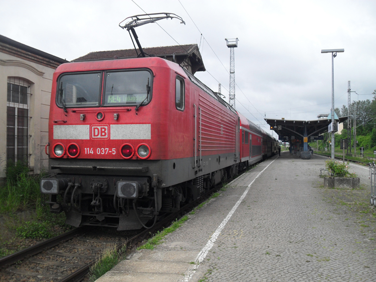 114 037-5 mit RE4 von Wismar Richtung Ludwigslust kurz nach der Ankunft im Bahnhof Bad Kleinen.(19.06.10)
