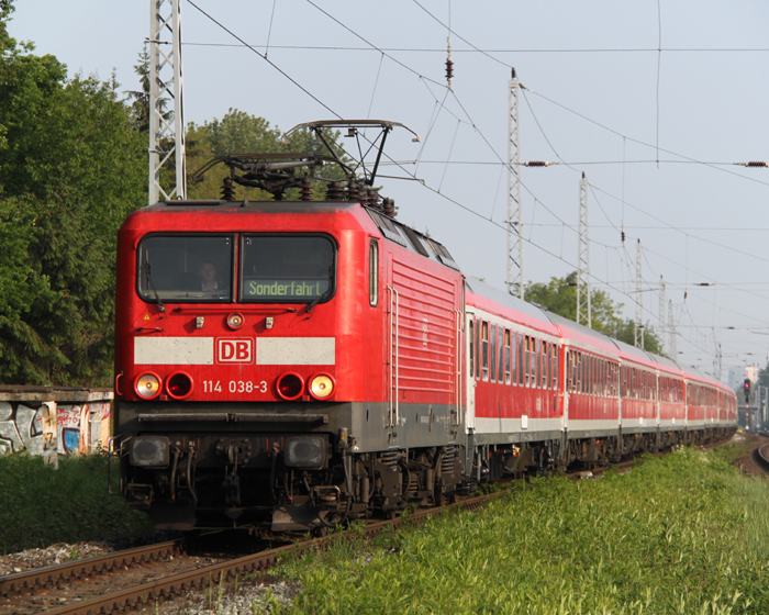 114 038-3+DB-Regio Bimz(ex-InterRegio Wagen)inklusive Halberstdter-Steuerwagen als DZ2670 von Warnemnde nach Berlin-Ostbahnhof  bei der Durchfahrt in Rostock-Bramow.(21.05.2011)