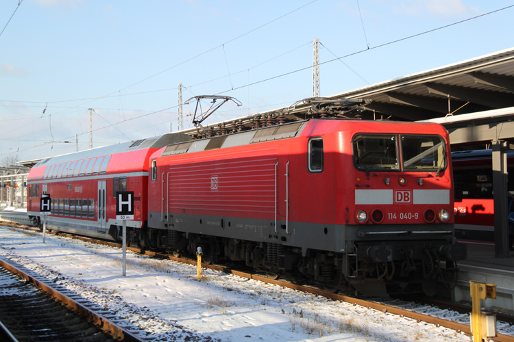 114 040-9 mit PbZ 71995 von Rostock Hbf nach Berlin-Lichtenberg kurz vor der Ausfahrt im Rostocker Hbf 01.02.2012