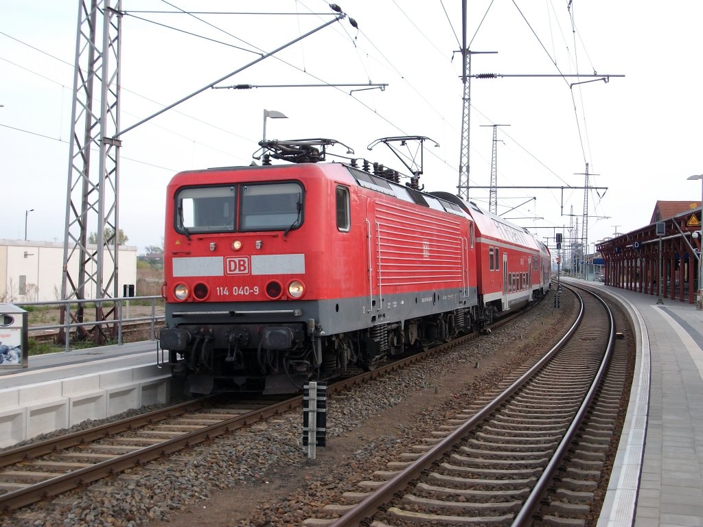 114 040 mit dem RE Stralsund-Hohenleipisch beim 11 mintigen Aufenthalt in Pasewalk am 01.Mai 2010.
